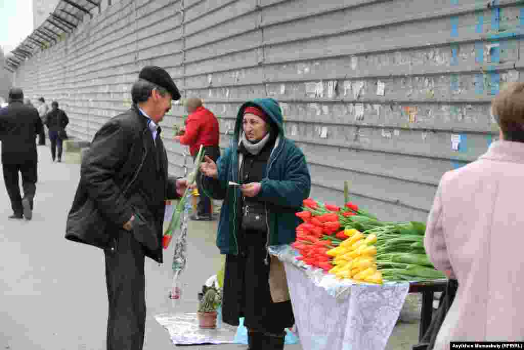 Төле би көшесі бойындағы гүл саудасы.