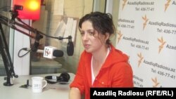 Ayşə Kərimova Gönən AzadliqRadiosunun Bakı bürosunda, 18 may 2011