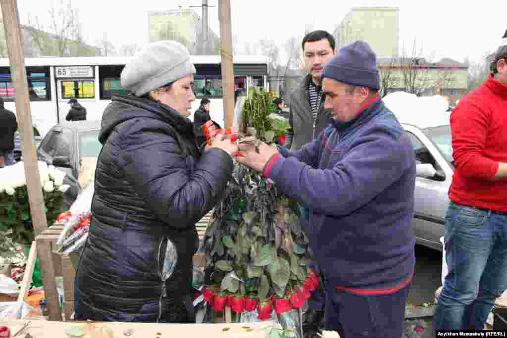 Төле би көшесіндегі базардағы гүл сатушылар.